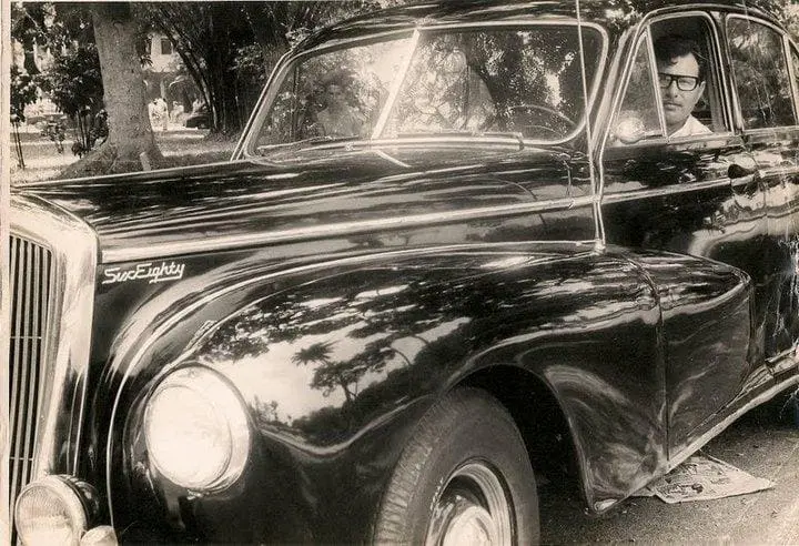 Izak, fundador da Oficina do Izak, em foto histórica ao volante de um carro clássico